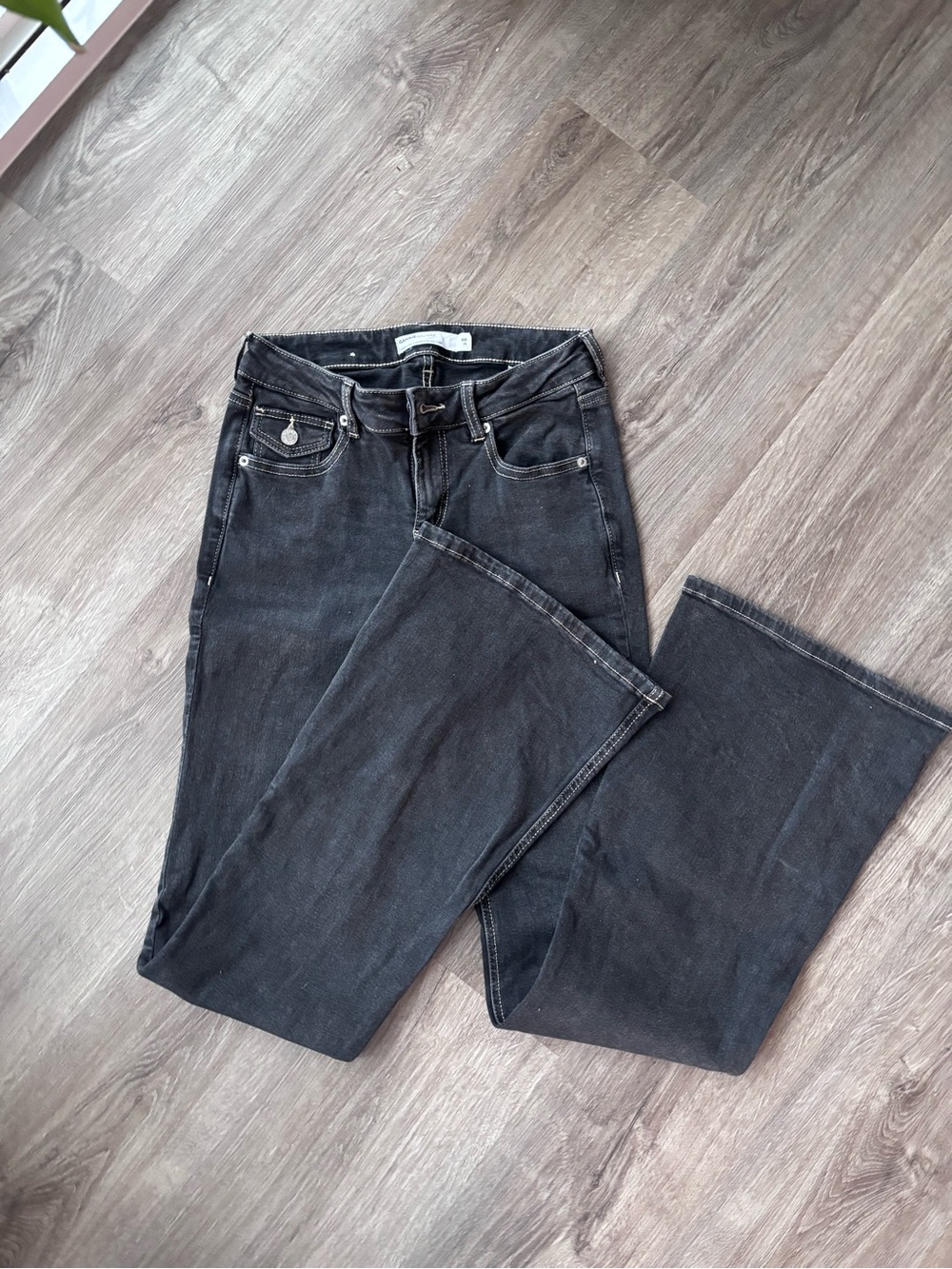 Women's Low-rise Black Flared Jeans - Classic Casual Style